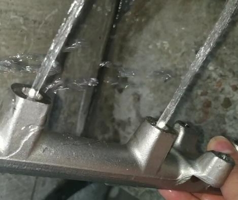 測試燃油共軌管，看用斯曼克水粒流去毛刺前后有何區(qū)別？